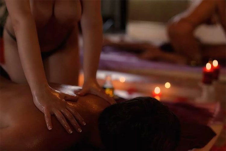 как массажистки салона Калифорния проходят обучнение, чтобы делать эротический массаж